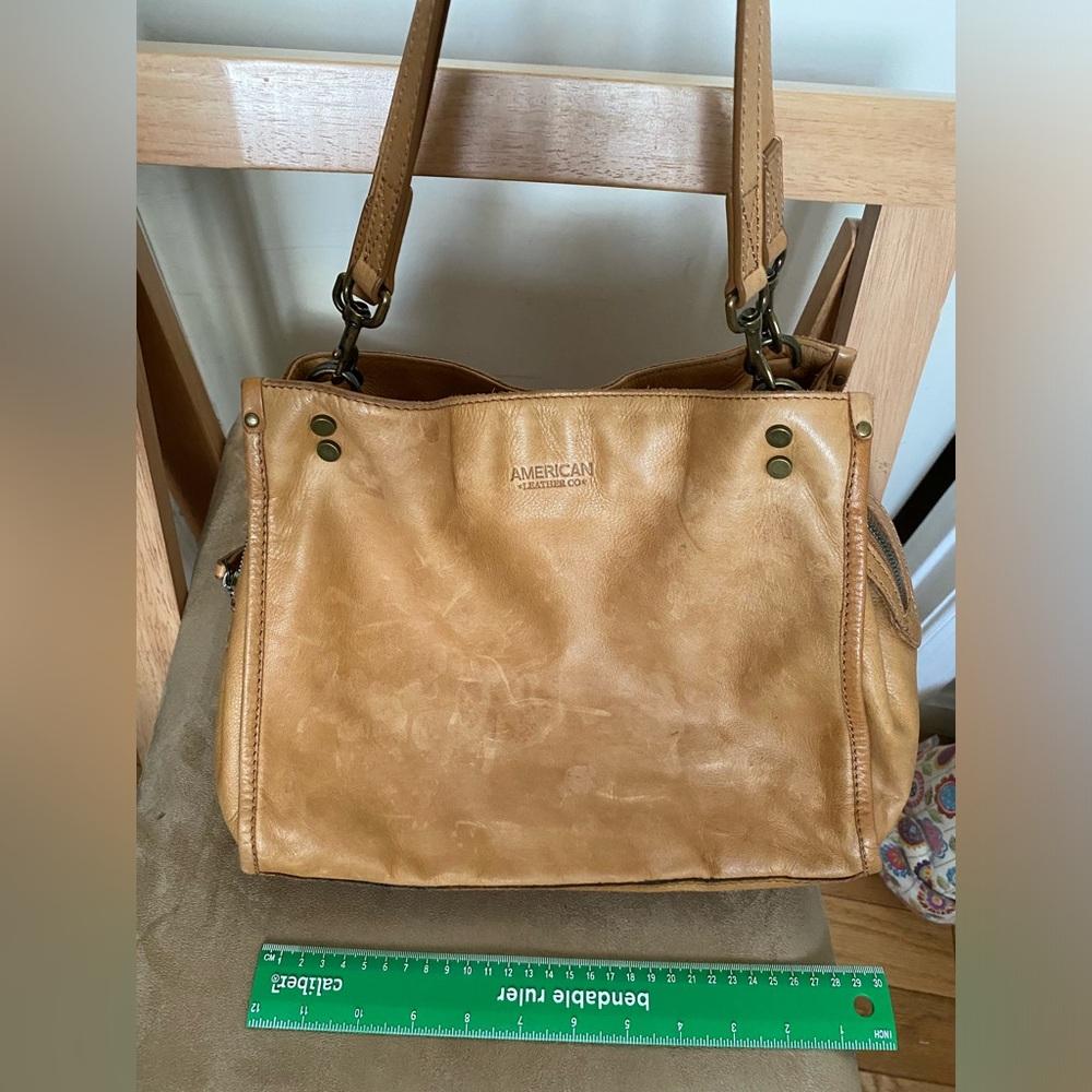 Leather spacious hand bag, ideal for traveling.